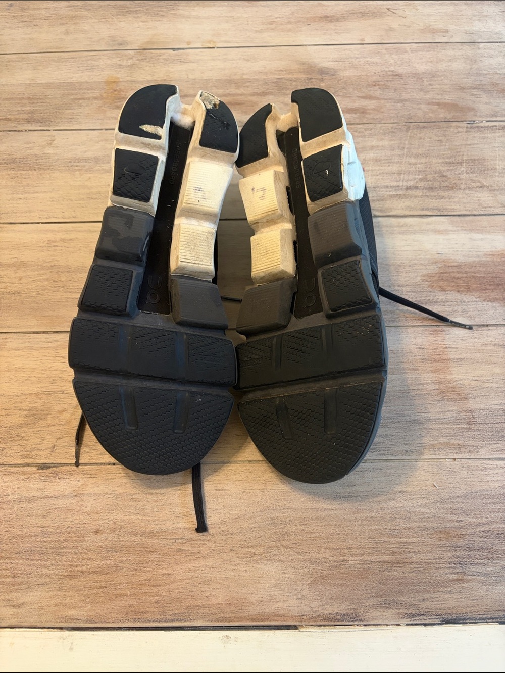 On men’s Cloudflyer 4 running shoe black and white size 9.5 - Picture 8 of 9